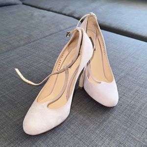 Giorgio Armani heels European size 35,5. US size 5,5 Narrow. Only worn 5 times